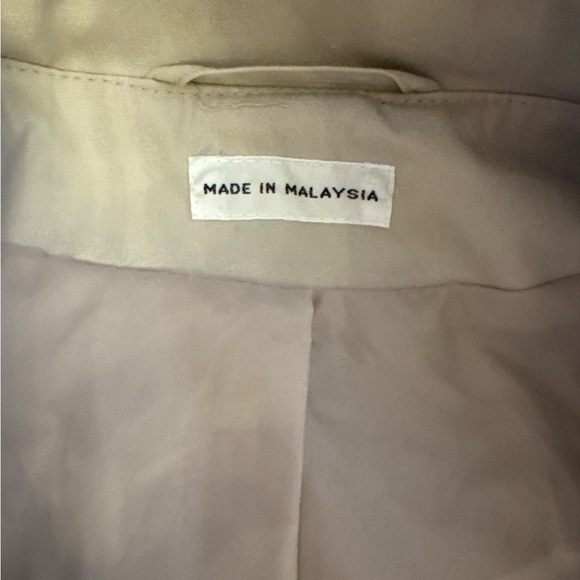 Elegant Women's Cream Trench Coat - Picture 5 of 7